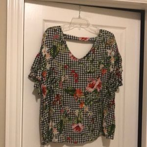 NWT Signature Studio Gingham Floral Top